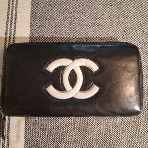 CHANEL Black and White Zipper Wallet